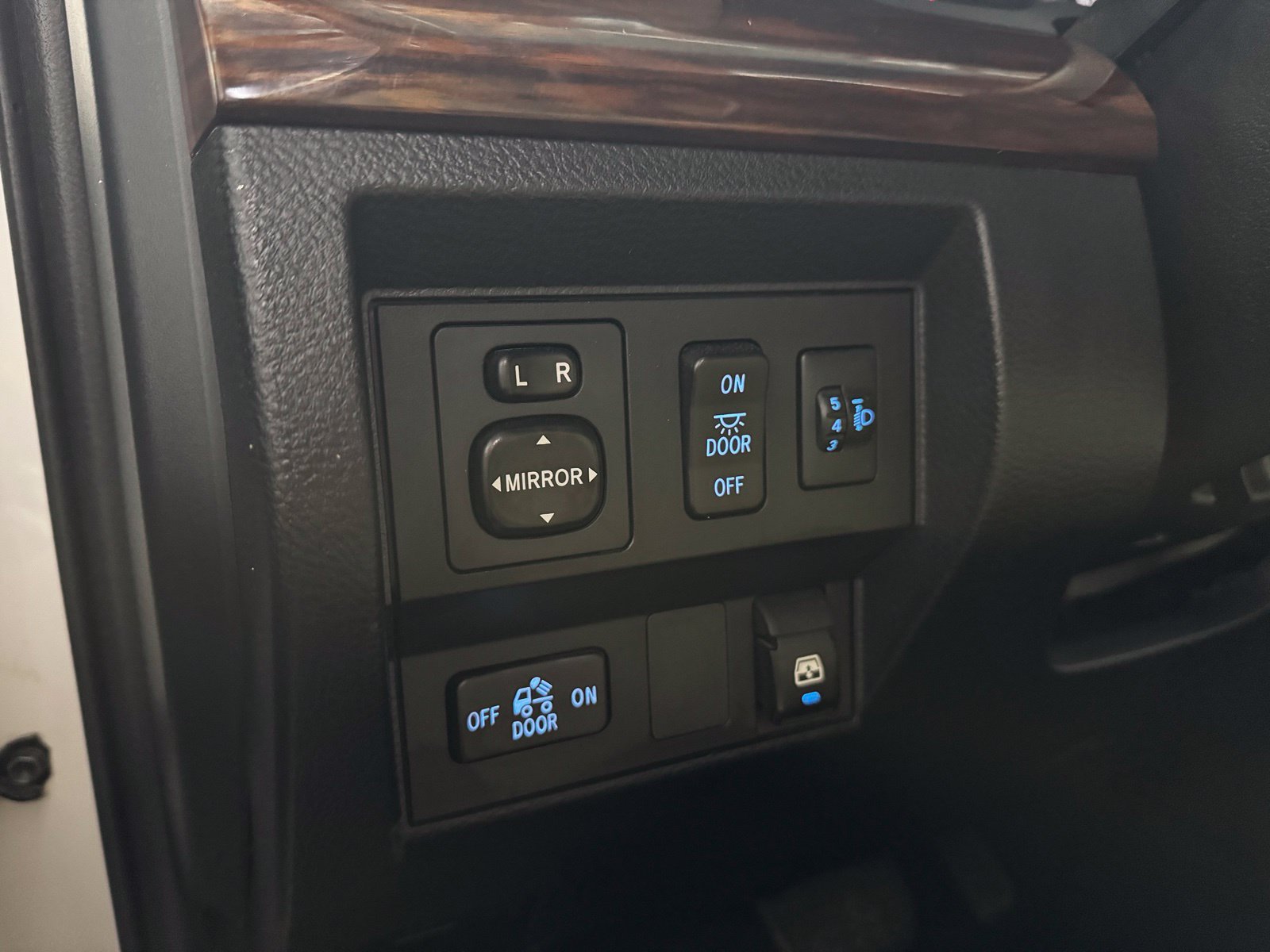 Used 2017 Toyota Tundra Limited AWD/4WD image 23