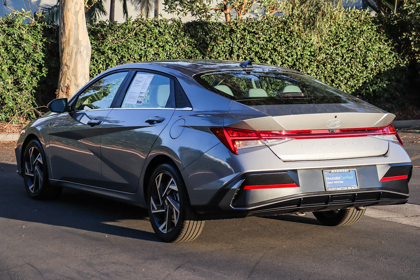 Certified 2025 Hyundai Elantra Limited FWD image 8