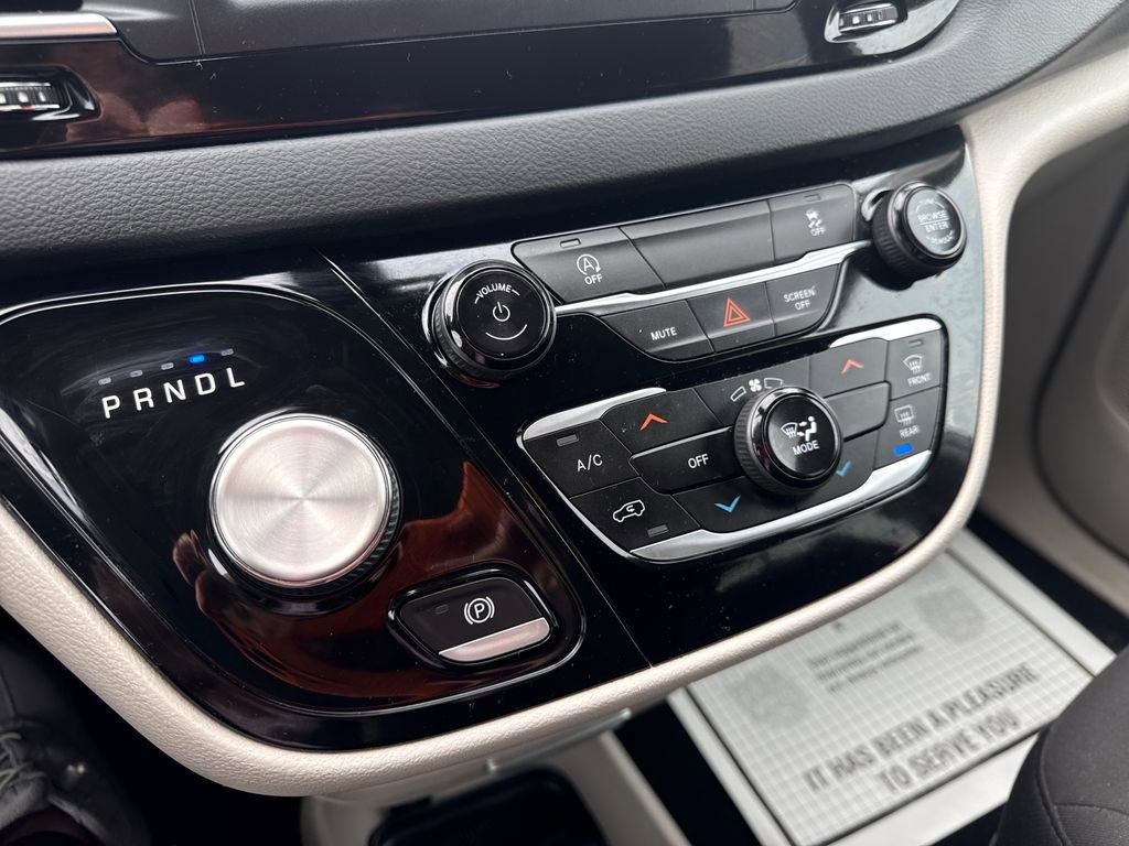 Used 2022 Chrysler Voyager LX FWD image 31