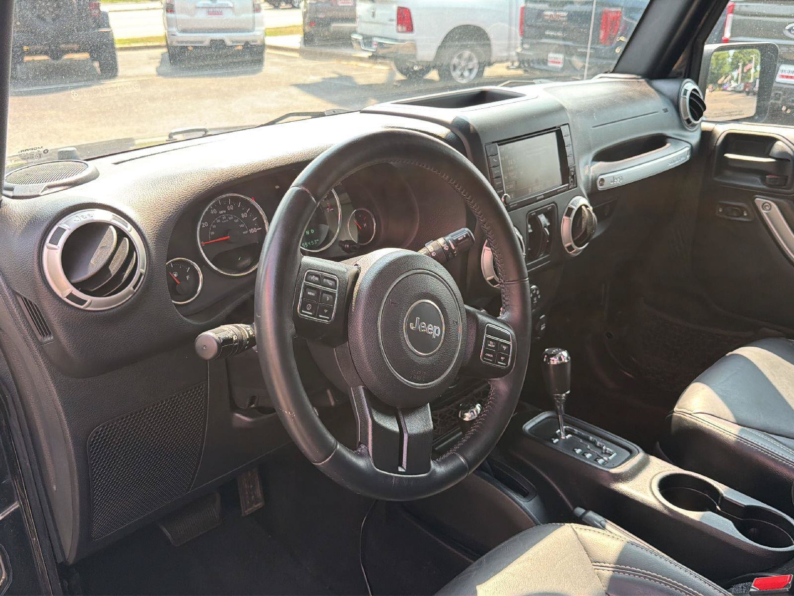 Used 2018 Jeep Wrangler Unlimited Sahara w/ Connectivity Group AWD/4WD image 10
