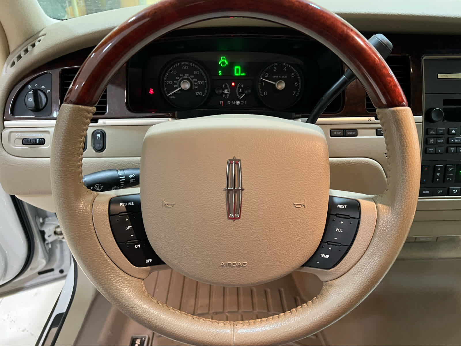 Used 2006 Lincoln Town Car Signature Limited RWD image 15