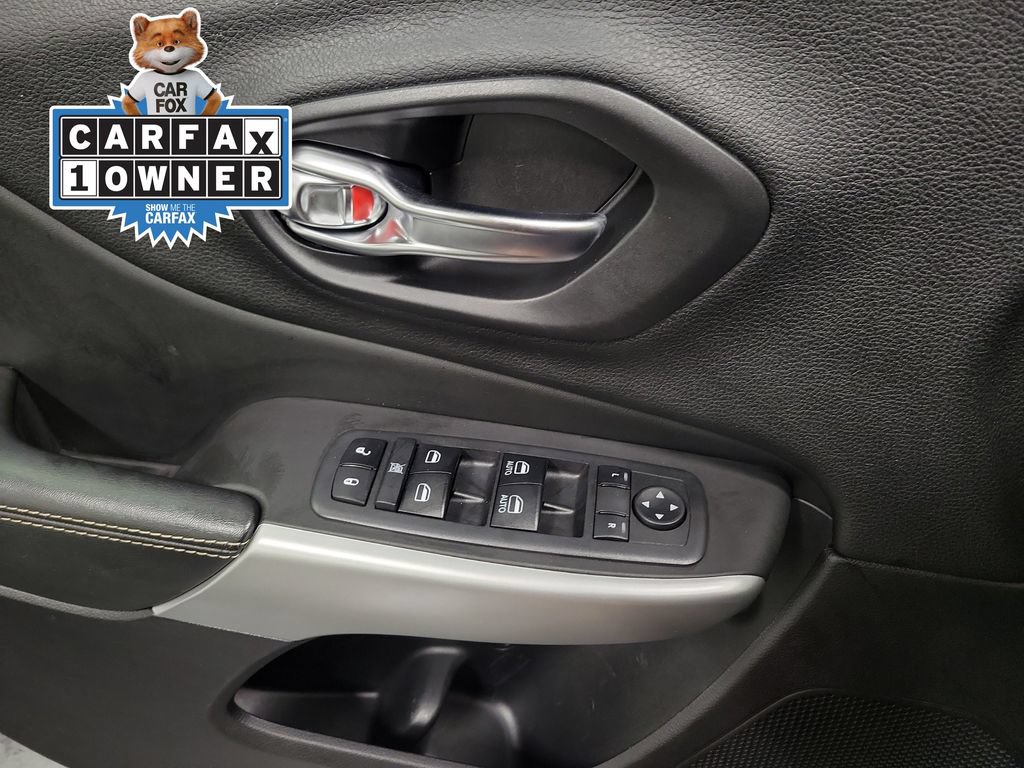 Used 2018 Jeep Cherokee Latitude Plus w/ Comfort/Convenience Group FWD image 27