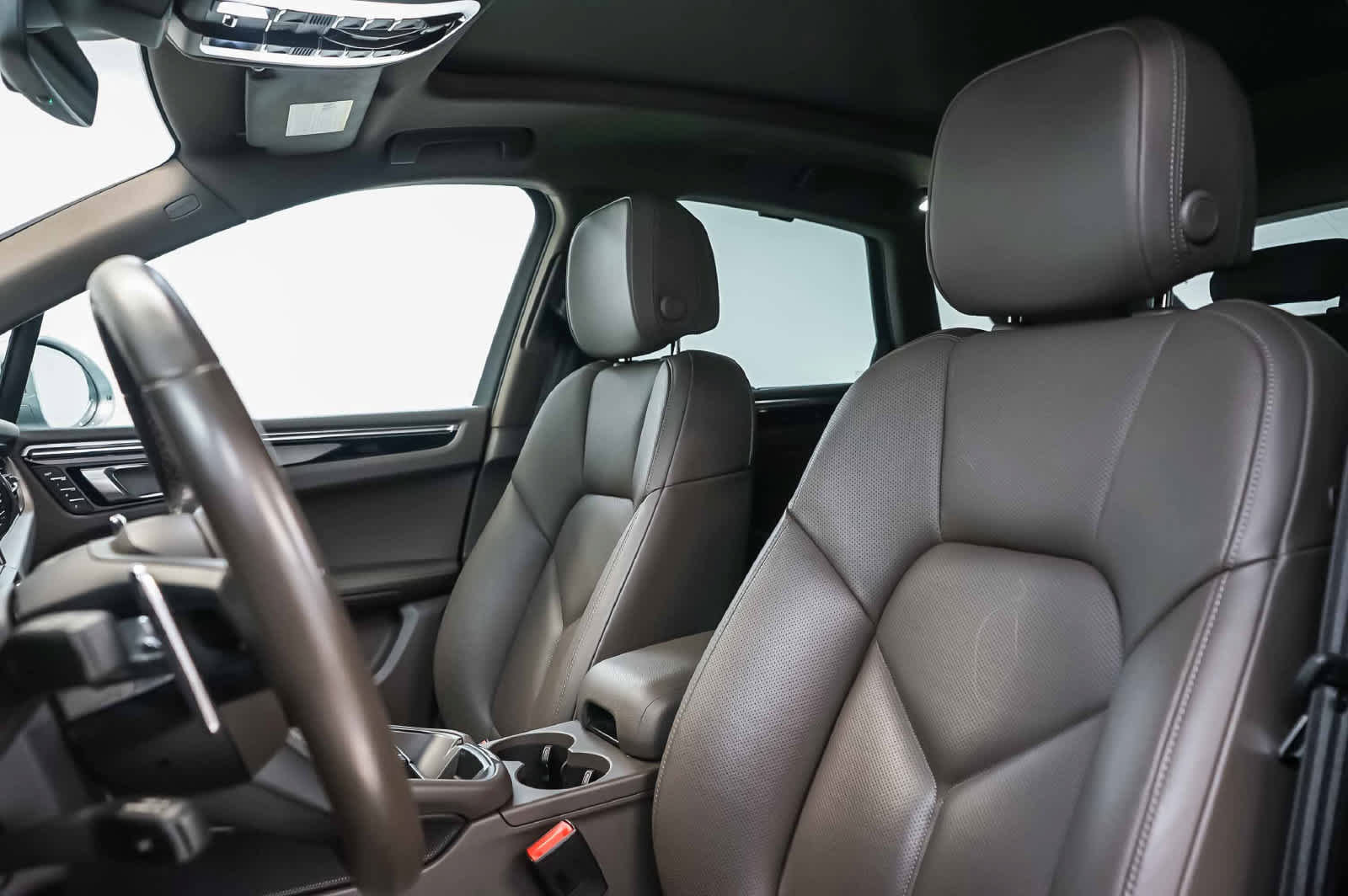 Certified 2024 Porsche Macan AWD/4WD image 5