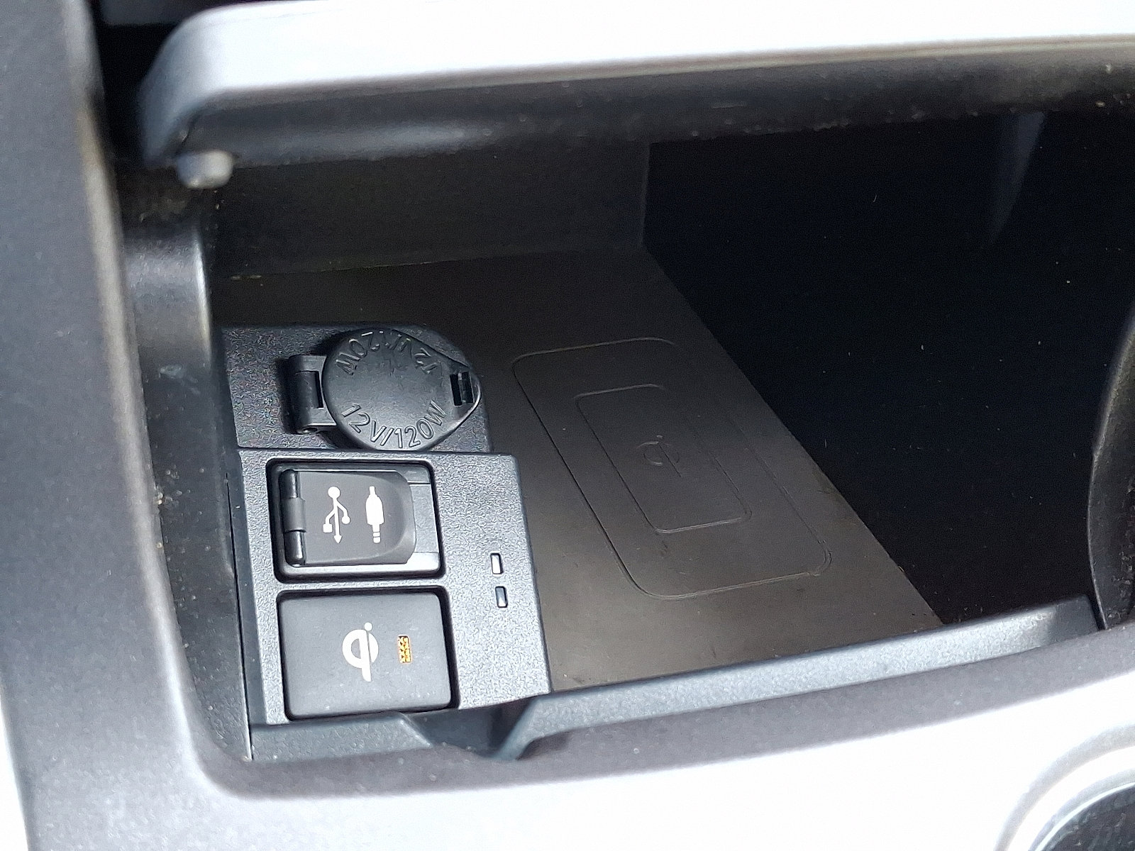 Used 2015 Toyota Camry XLE w/ Moonroof Package FWD image 24