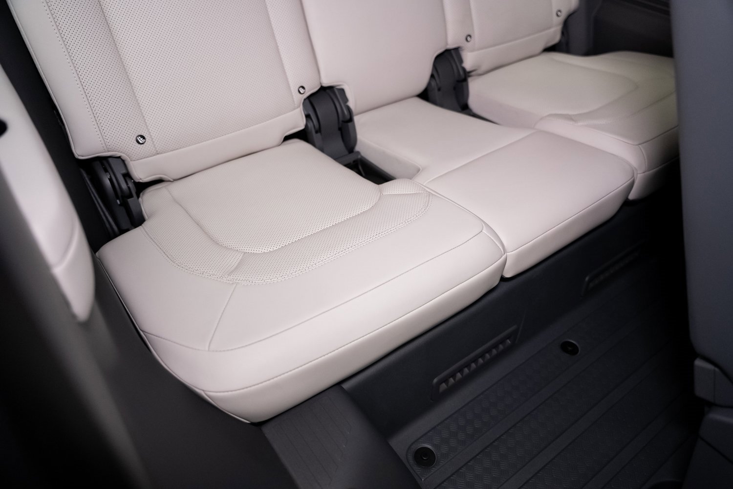 Used 2023 Land Rover Defender 130 First Edition image 68