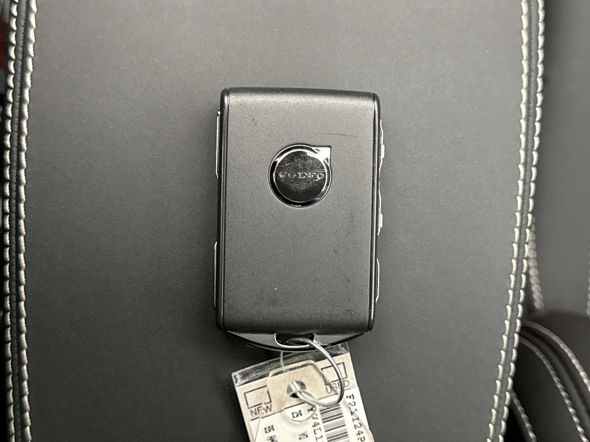 Used 2025 Volvo XC40 B5 Plus image 24