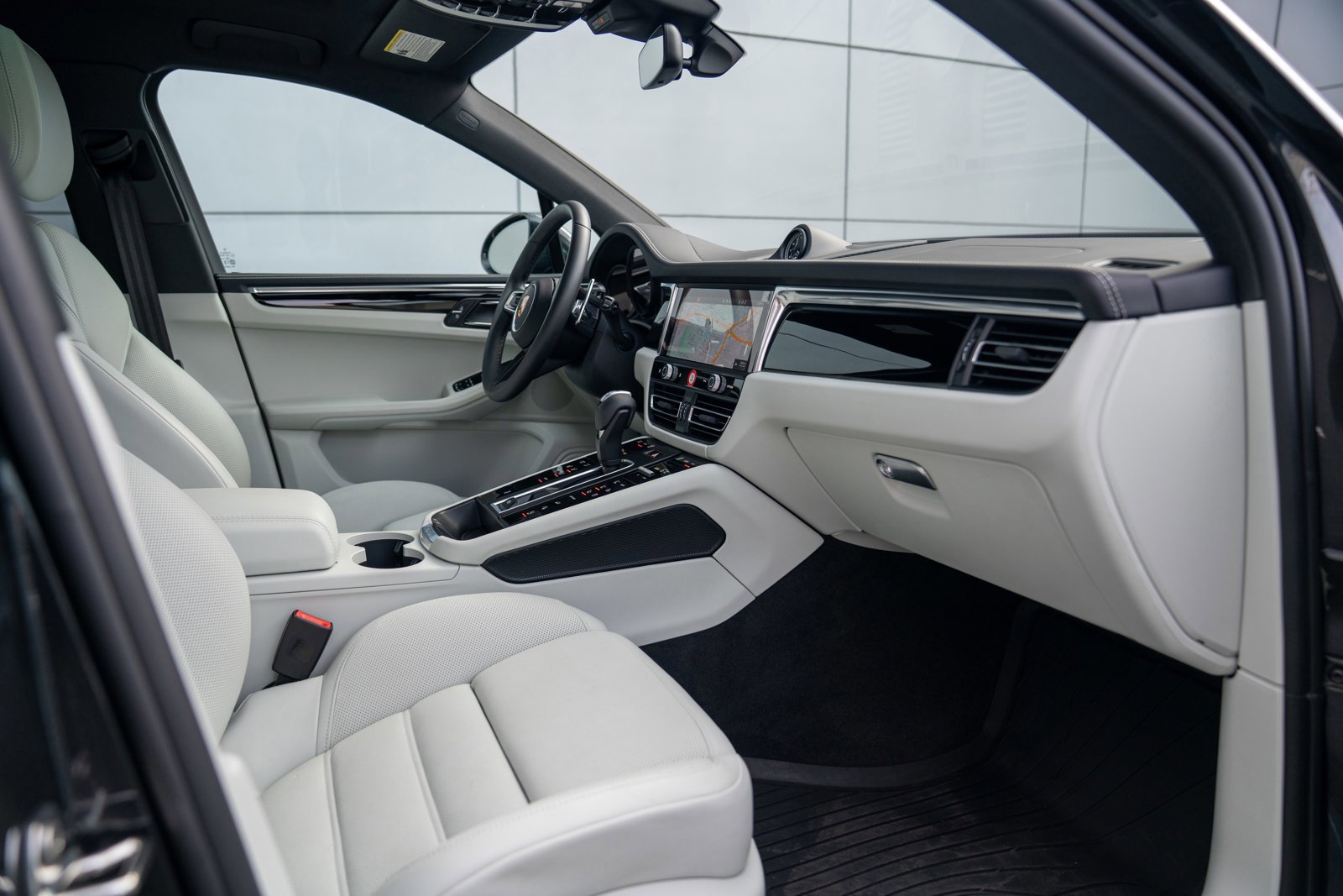 Certified 2025 Porsche Macan image 26