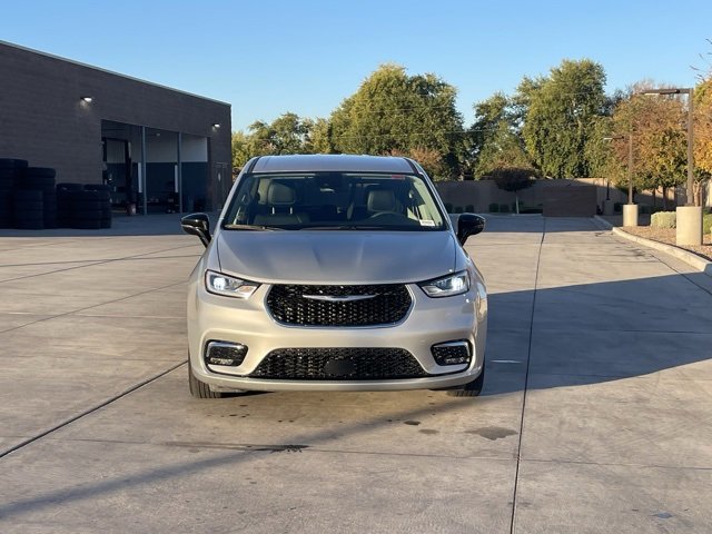 Certified 2024 Chrysler Pacifica Touring-L image 5