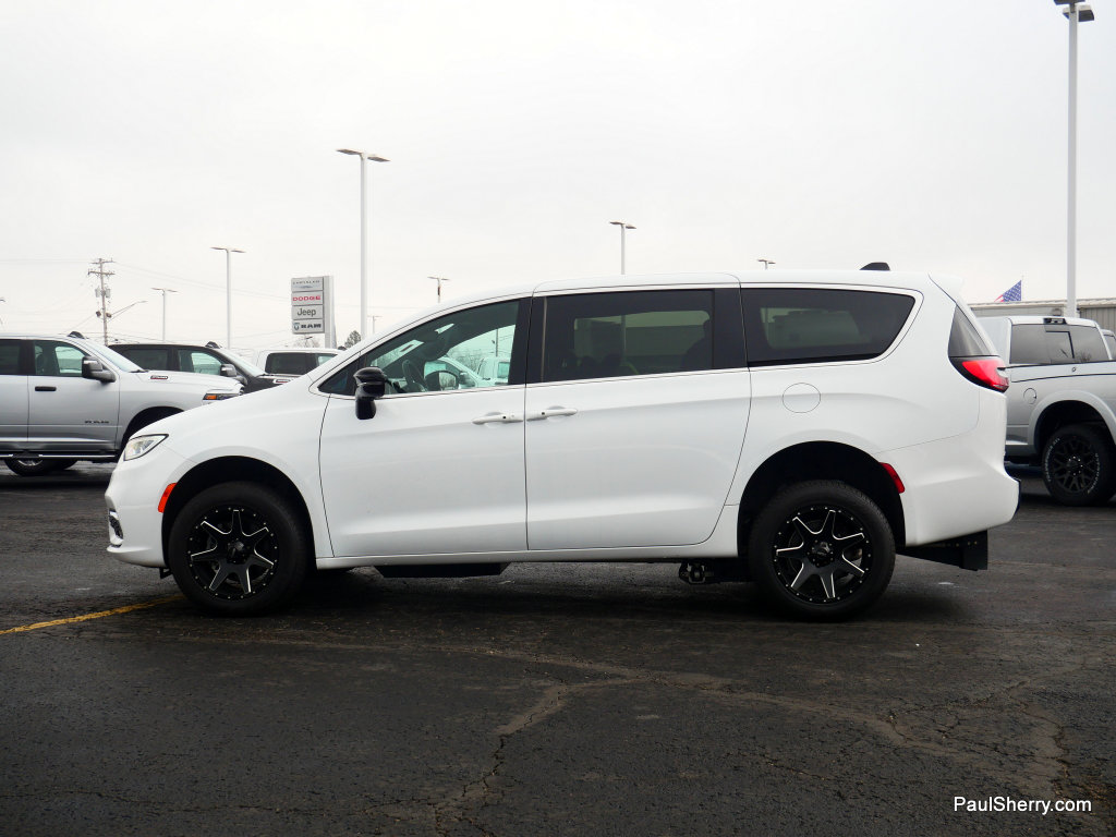 Used 2024 Chrysler Pacifica Touring image 22