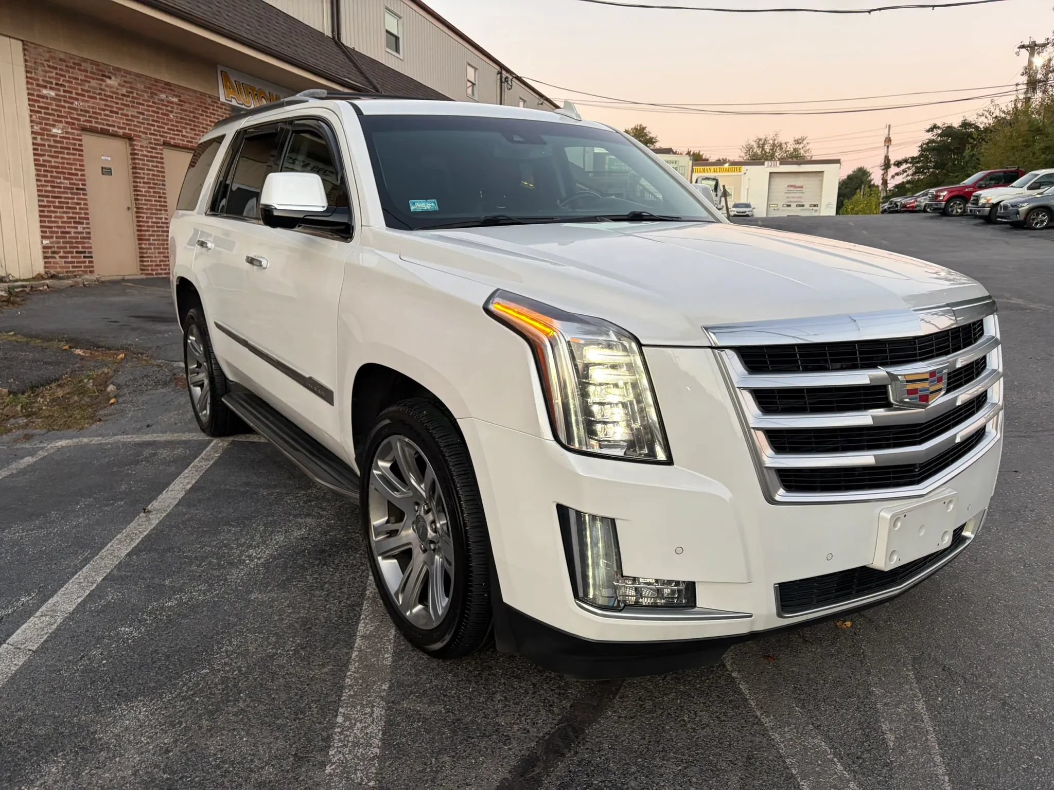 Used 2016 Cadillac Escalade Luxury AWD/4WD image 6