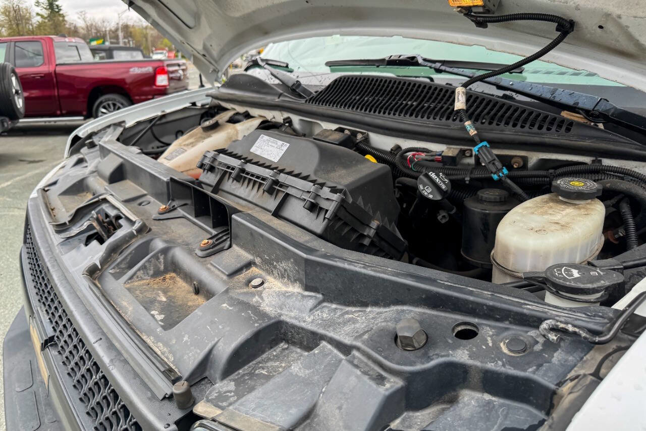 Used 2020 Chevrolet Express 2500 w/ Driver Convenience Package RWD image 31