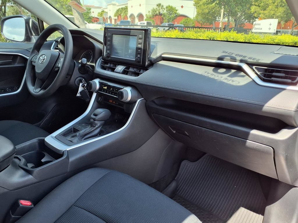Used 2019 Toyota RAV4 LE FWD image 11