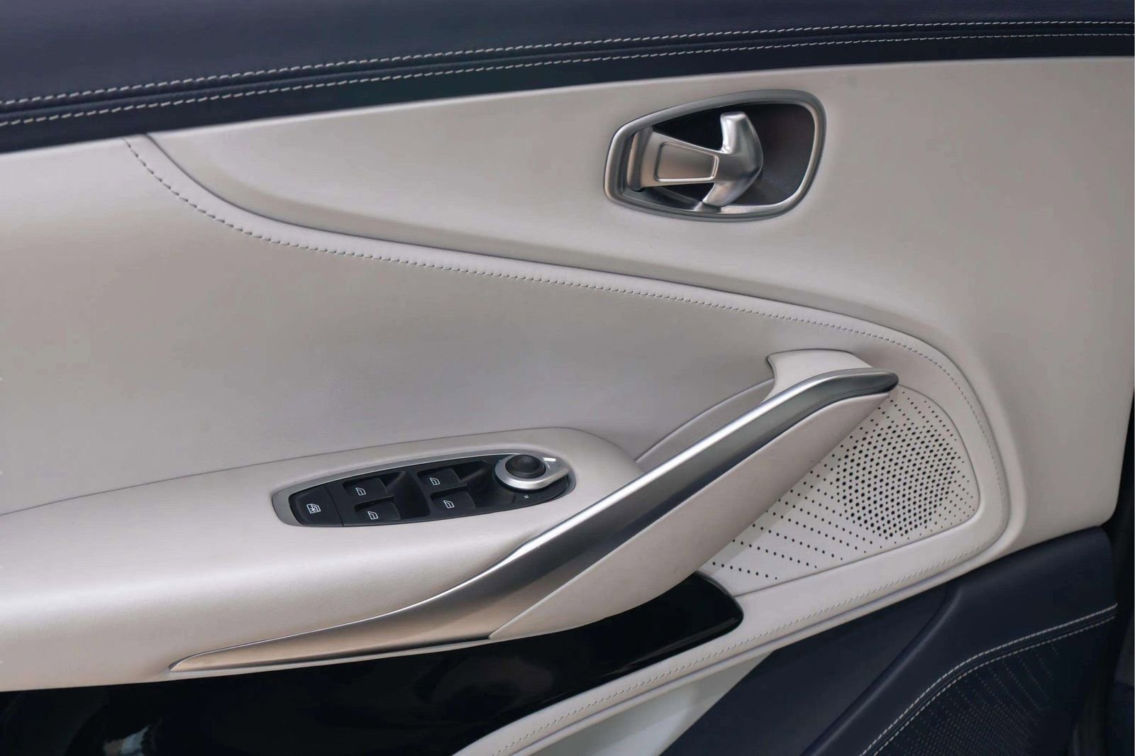 Used 2023 Aston Martin DBX AWD/4WD image 22