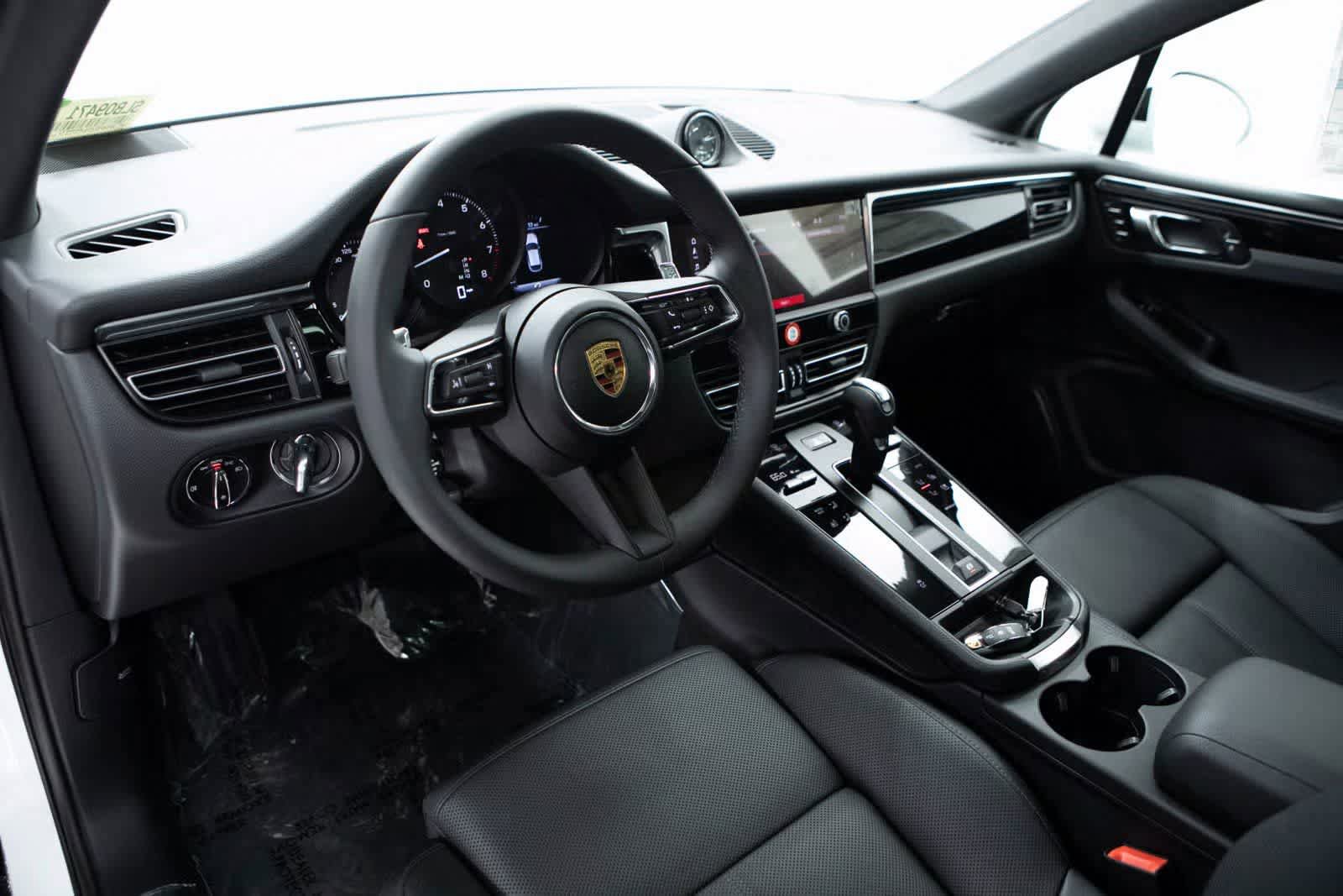 Certified 2025 Porsche Macan AWD/4WD image 4