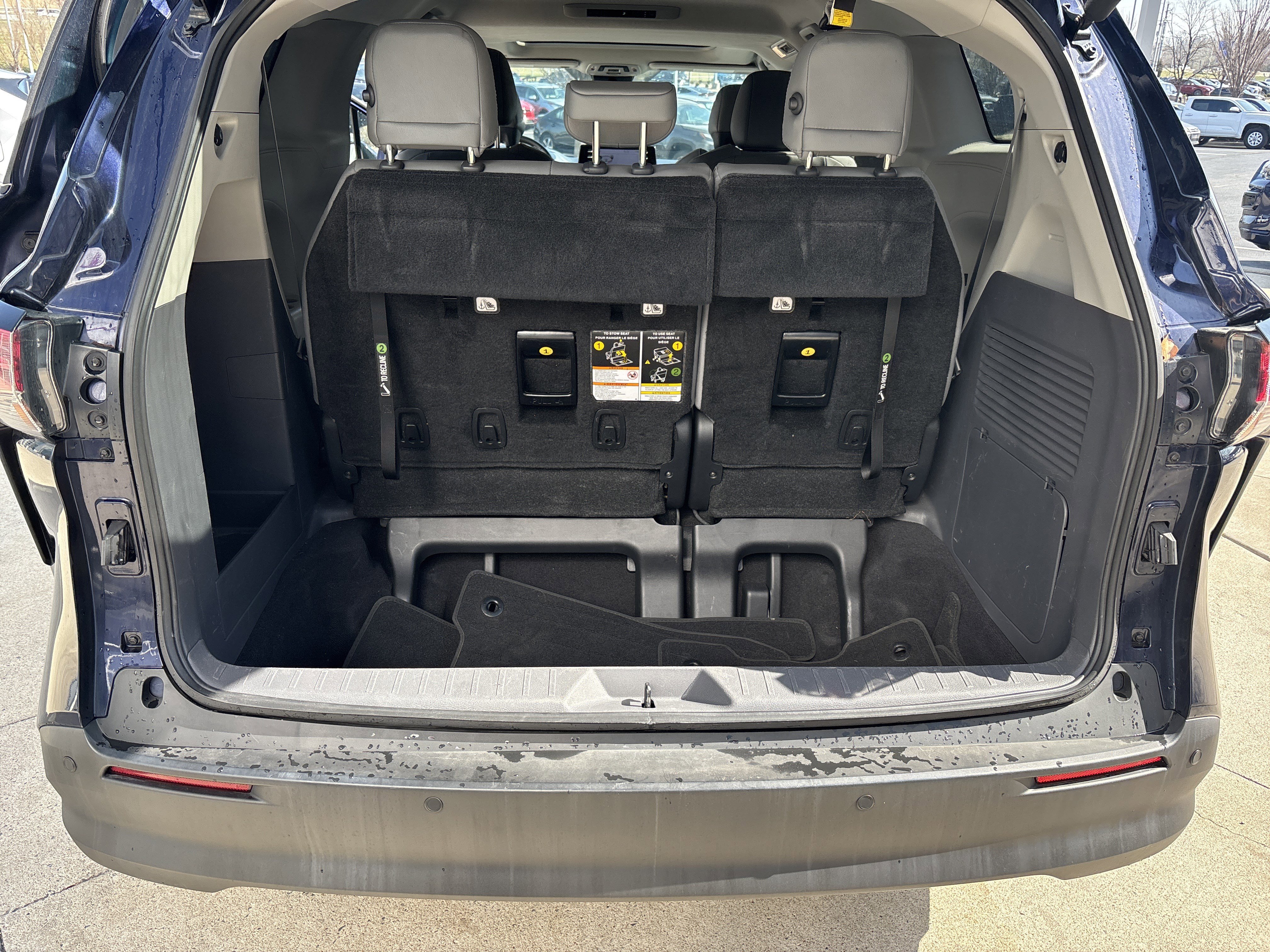 Used 2022 Toyota Sienna XLE FWD image 24