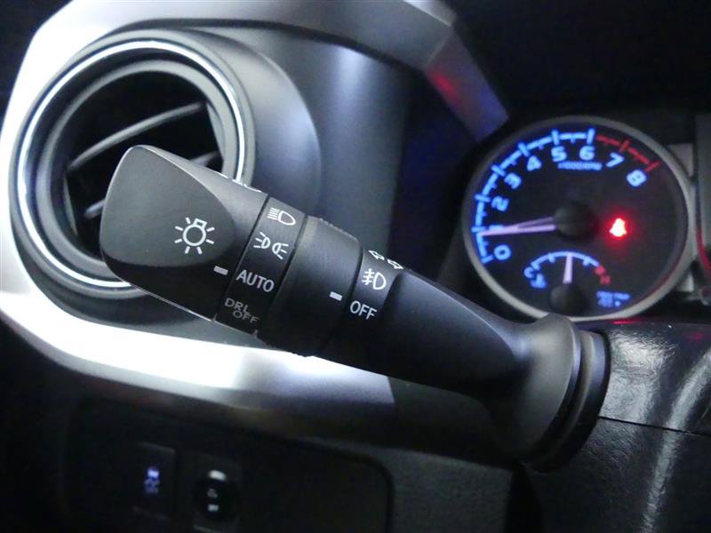 Used 2022 Toyota Tacoma SR5 AWD/4WD image 15