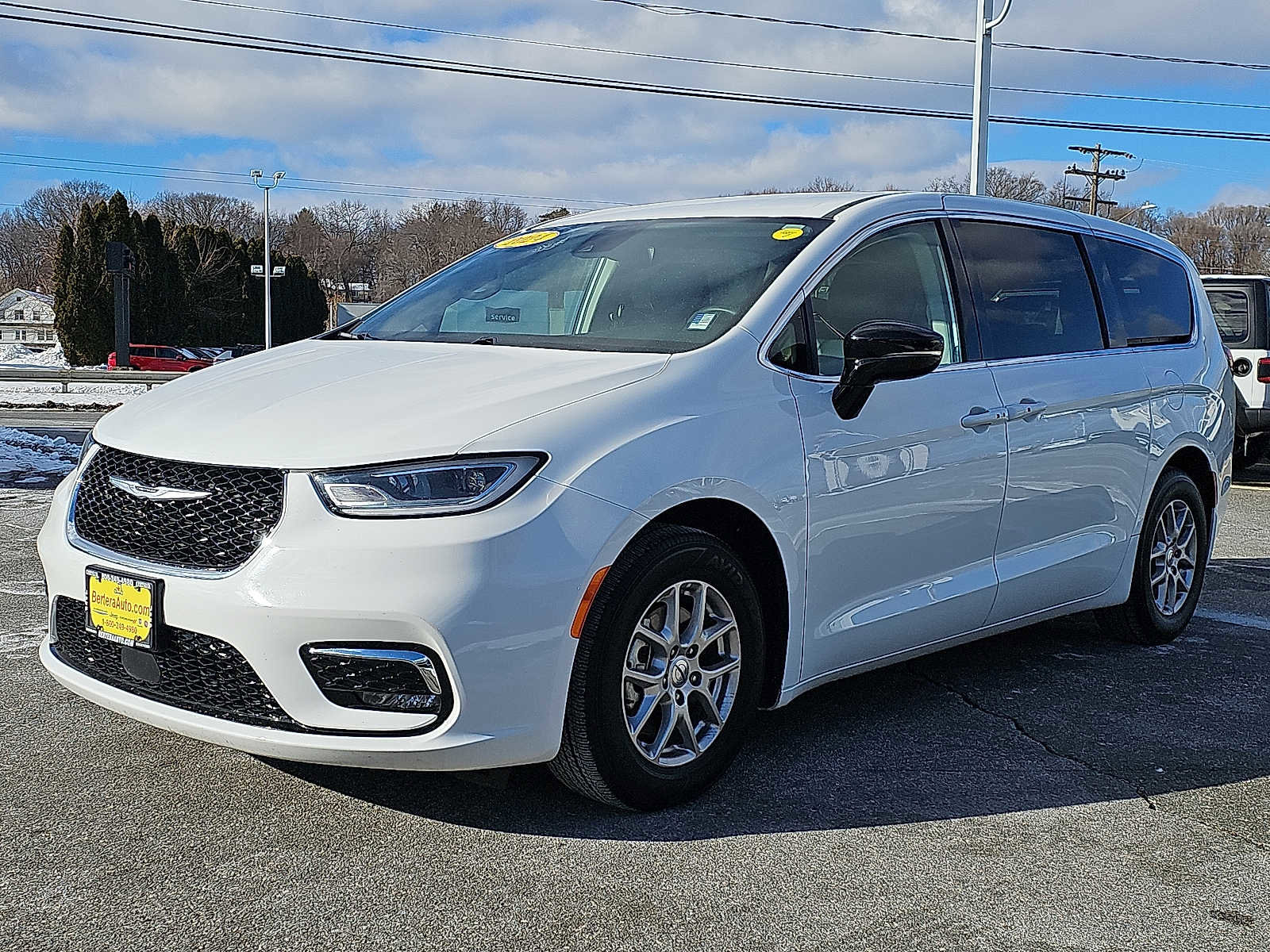 Used 2024 Chrysler Pacifica Touring-L image 3