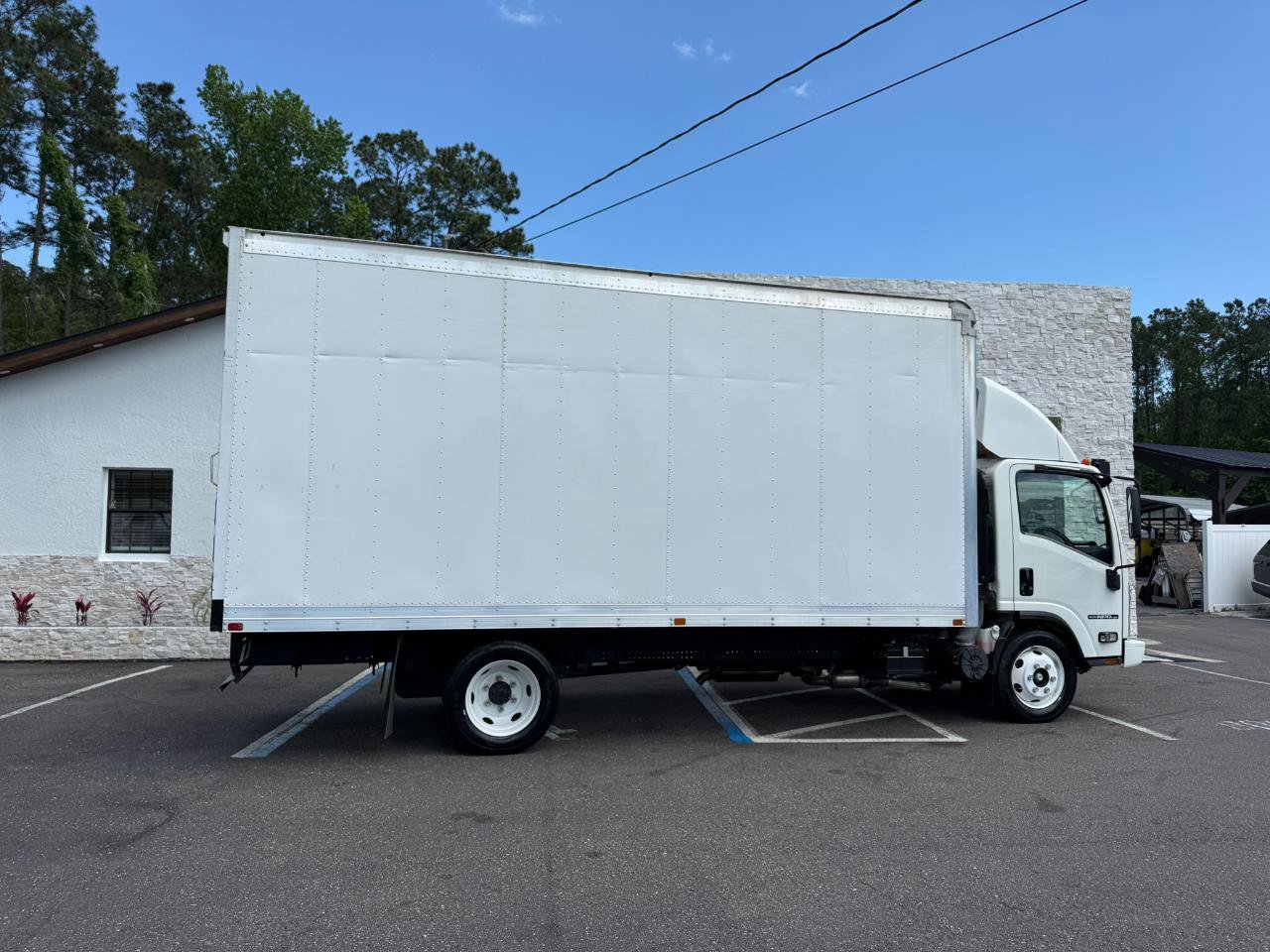 Used 2019 Isuzu NPR RWD image 16