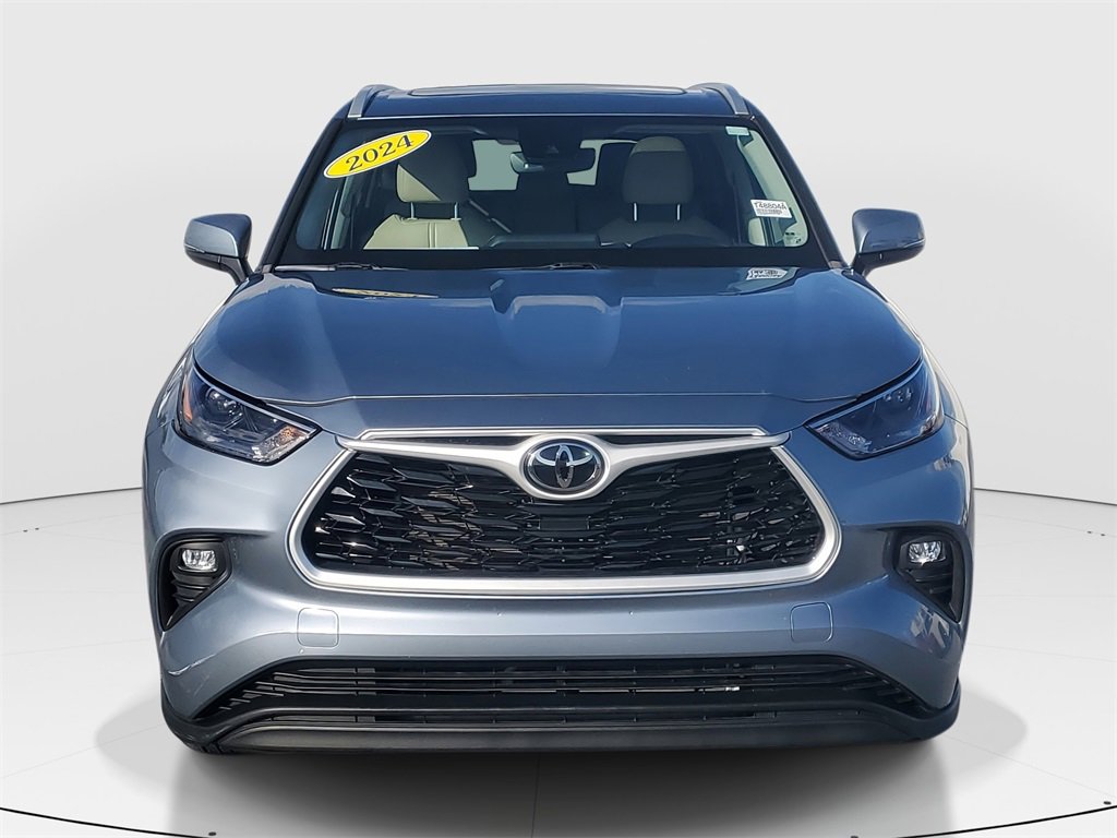 Used 2024 Toyota Highlander XLE image 2