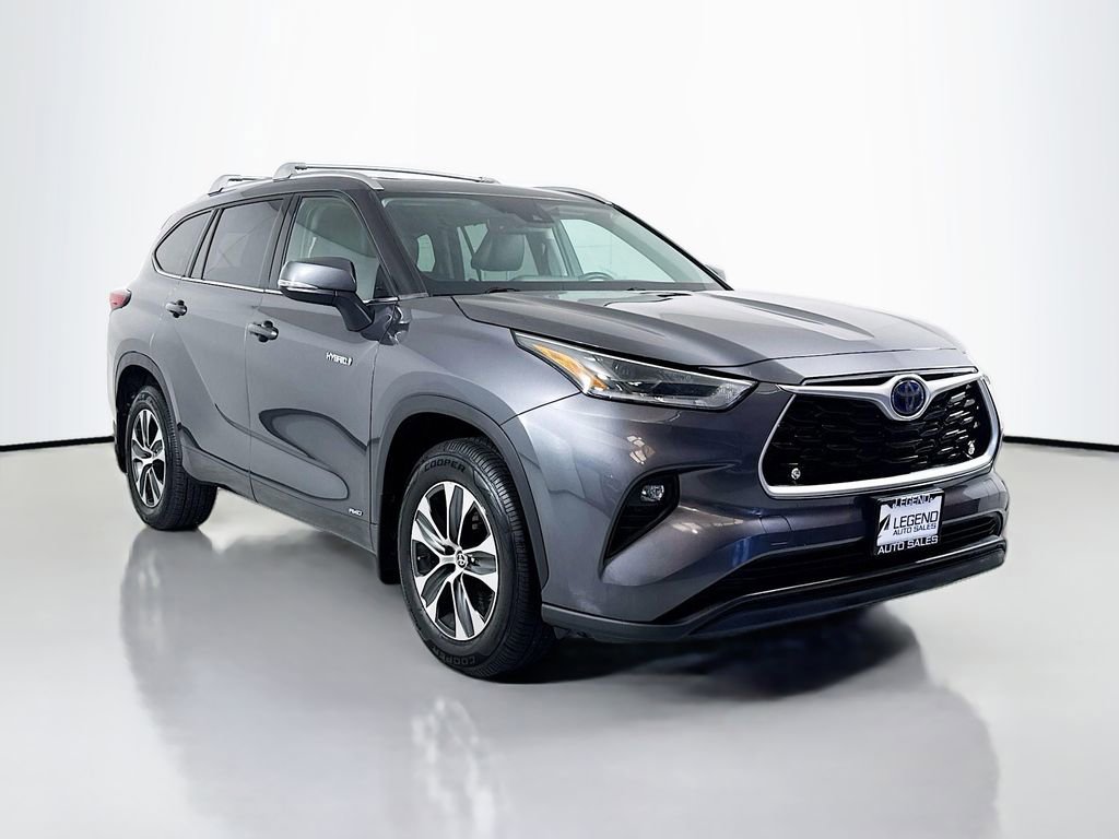Used 2021 Toyota Highlander XLE AWD/4WD image 3