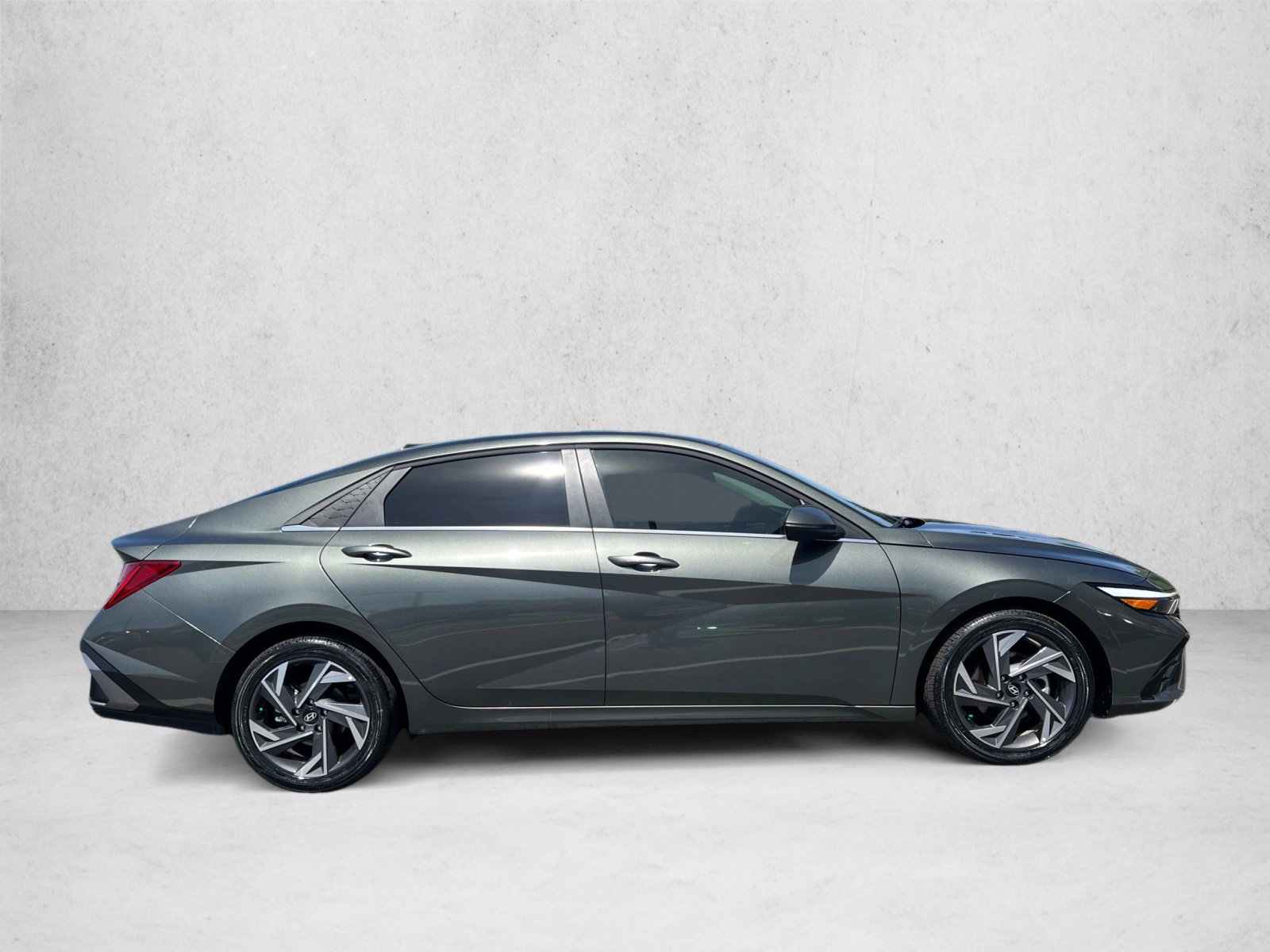 Used 2025 Hyundai Elantra Limited FWD image 4