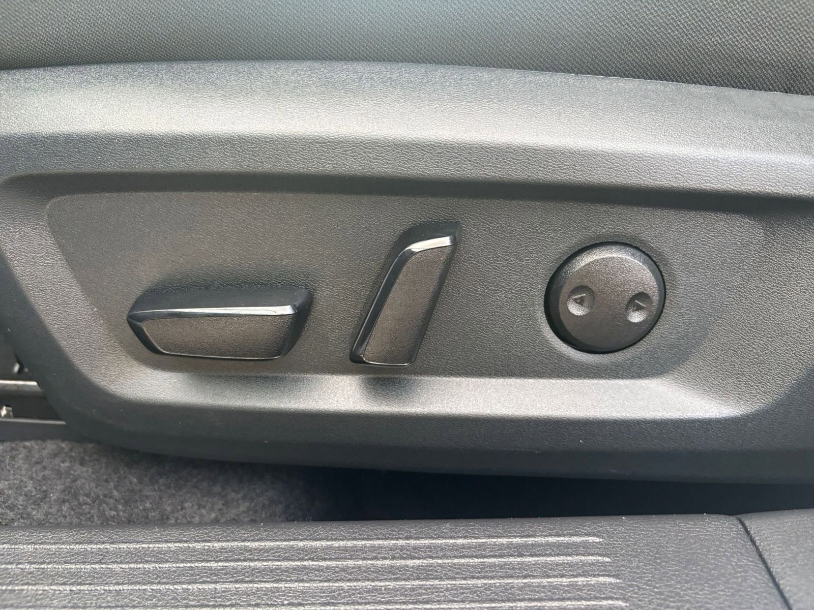 Used 2025 Nissan Rogue SV image 24