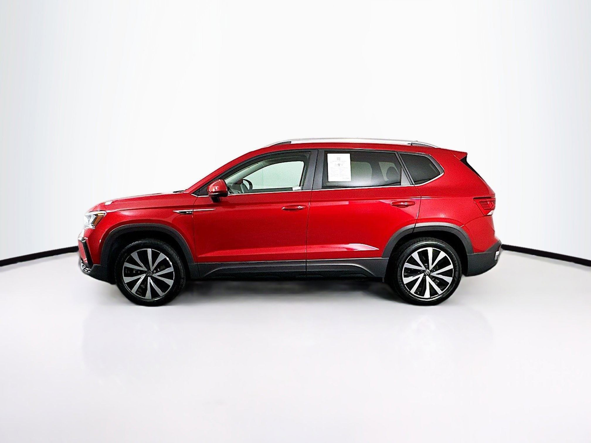 Used 2023 Volkswagen Taos SE w/ Panoramic Sunroof Package FWD image 4