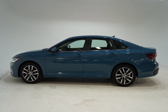 Used 2025 Volkswagen Jetta SE image 4