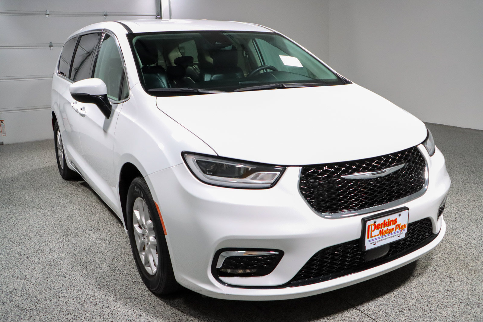 Used 2023 Chrysler Pacifica Touring-L FWD image 5