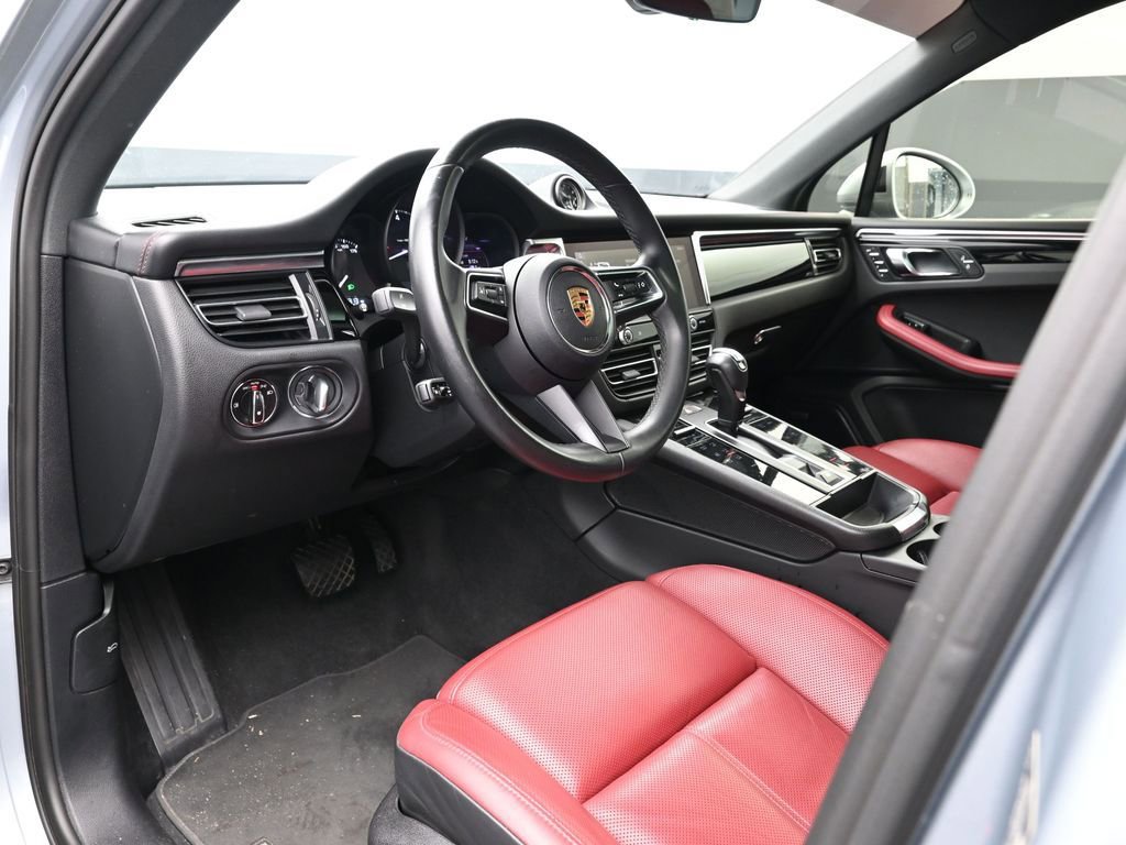 Certified 2022 Porsche Macan image 4