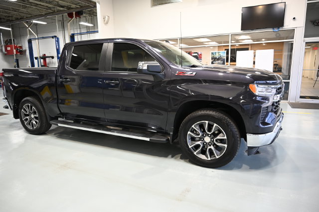Used 2022 Chevrolet Silverado 1500 LT AWD/4WD image 4