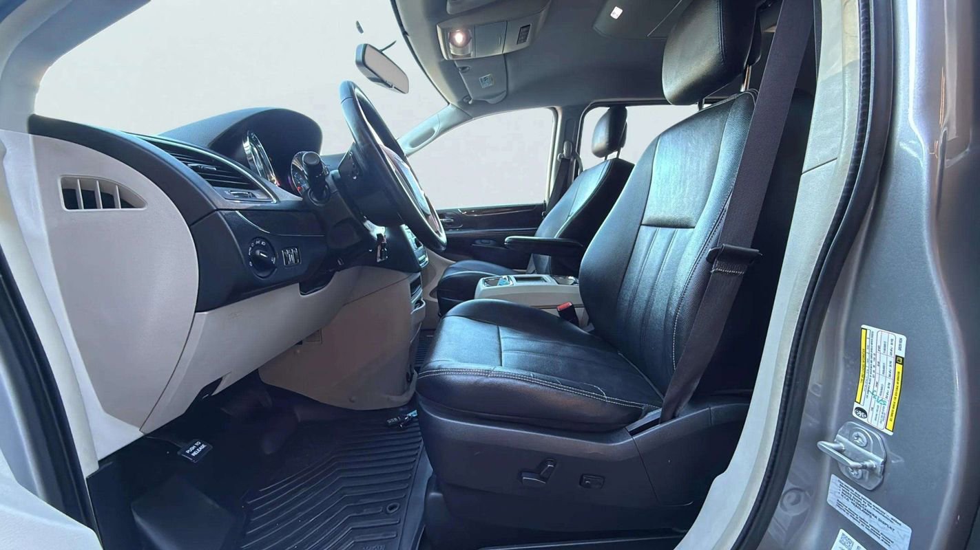 Used 2016 Chrysler Town & Country Touring image 17