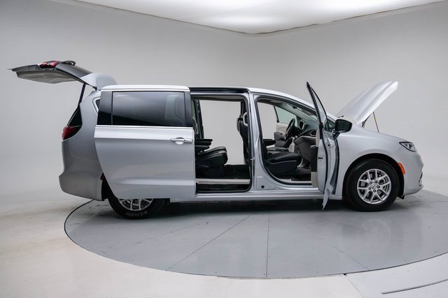 Used 2024 Chrysler Pacifica Touring-L image 14