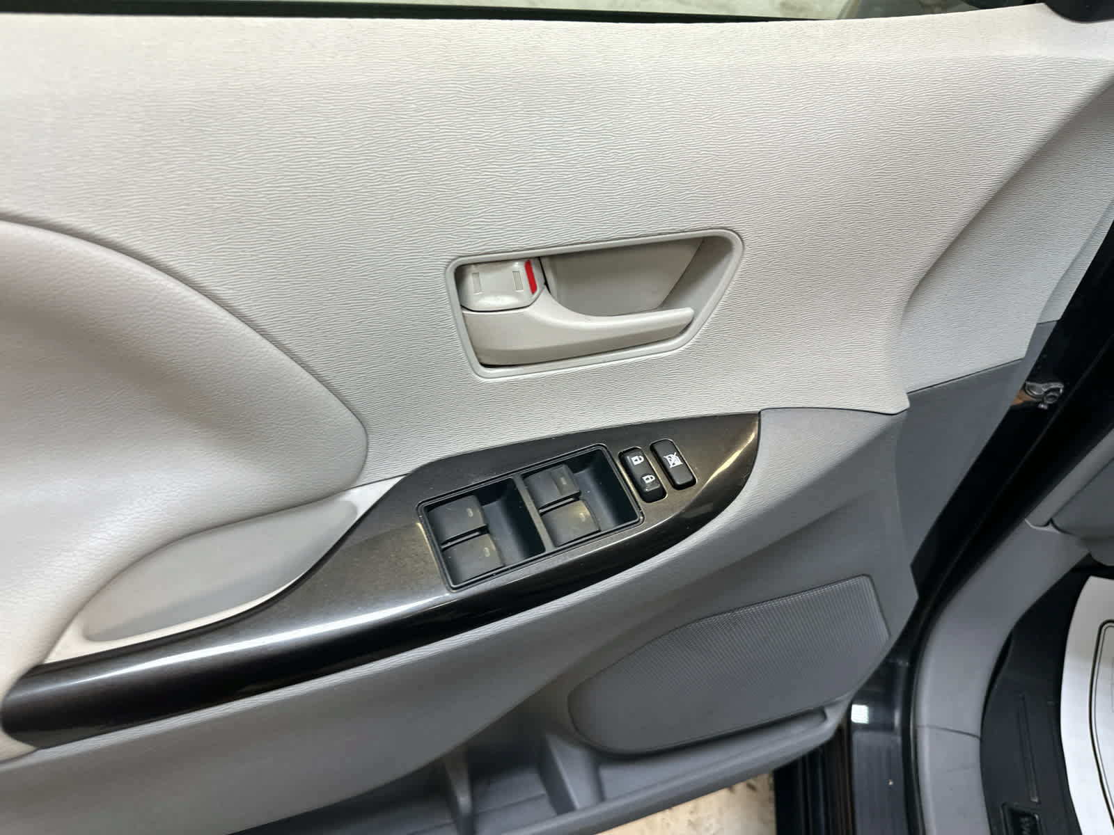 Used 2014 Toyota Sienna L FWD image 25