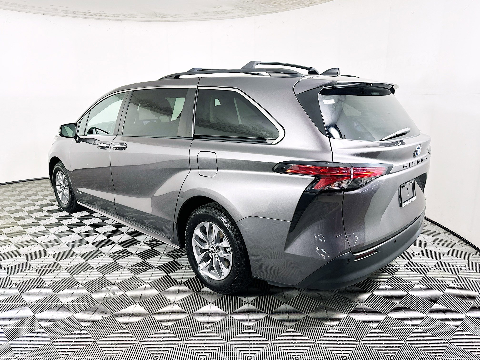 Used 2021 Toyota Sienna XLE image 5