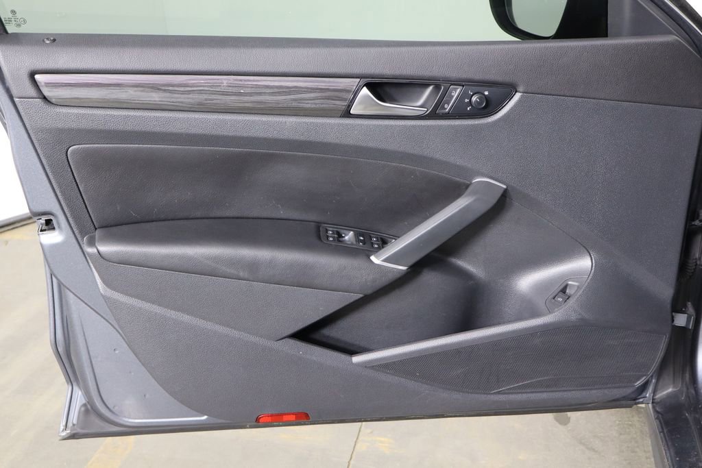 Used 2020 Volkswagen Passat 2.0T R-Line image 18