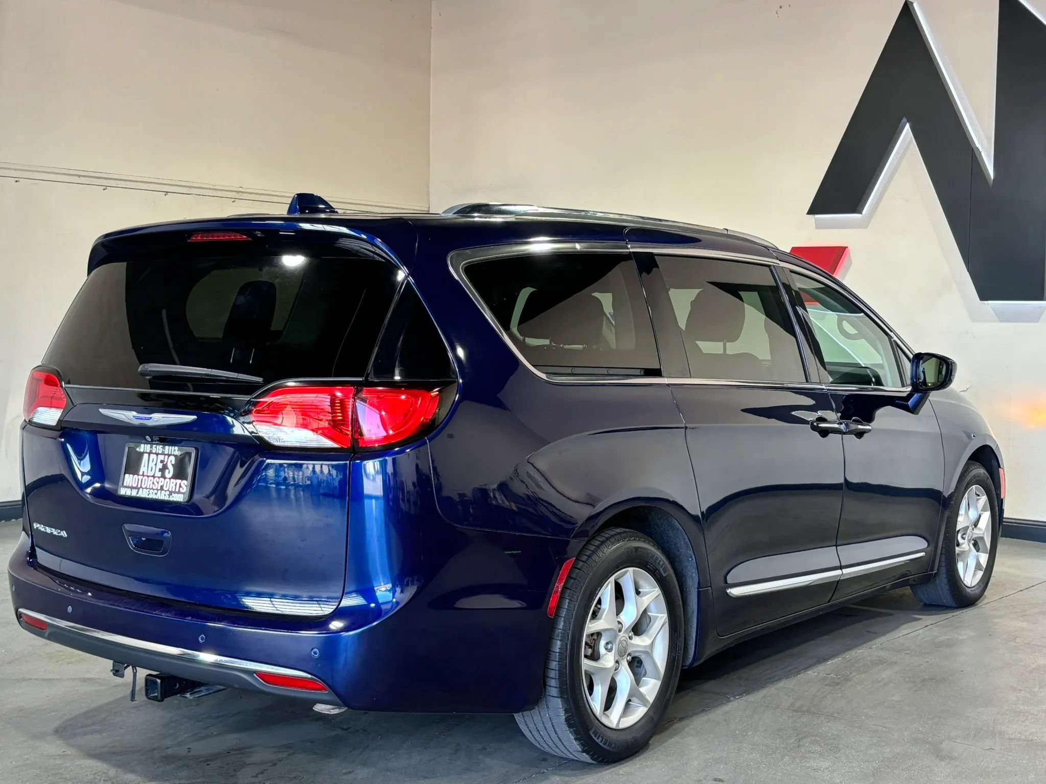 Used 2020 Chrysler Pacifica Touring-L w/ Tire & Wheel Group FWD image 4