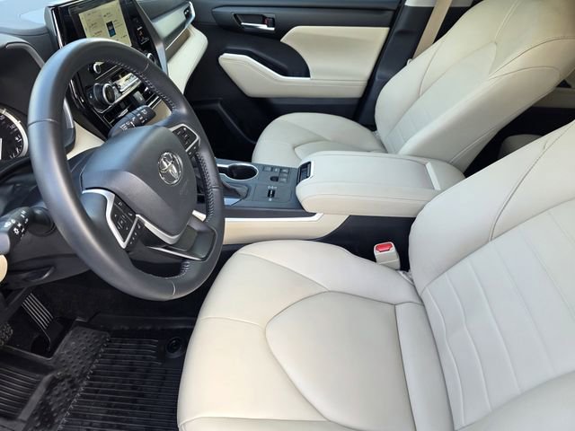 Certified 2025 Toyota Highlander XLE FWD image 11