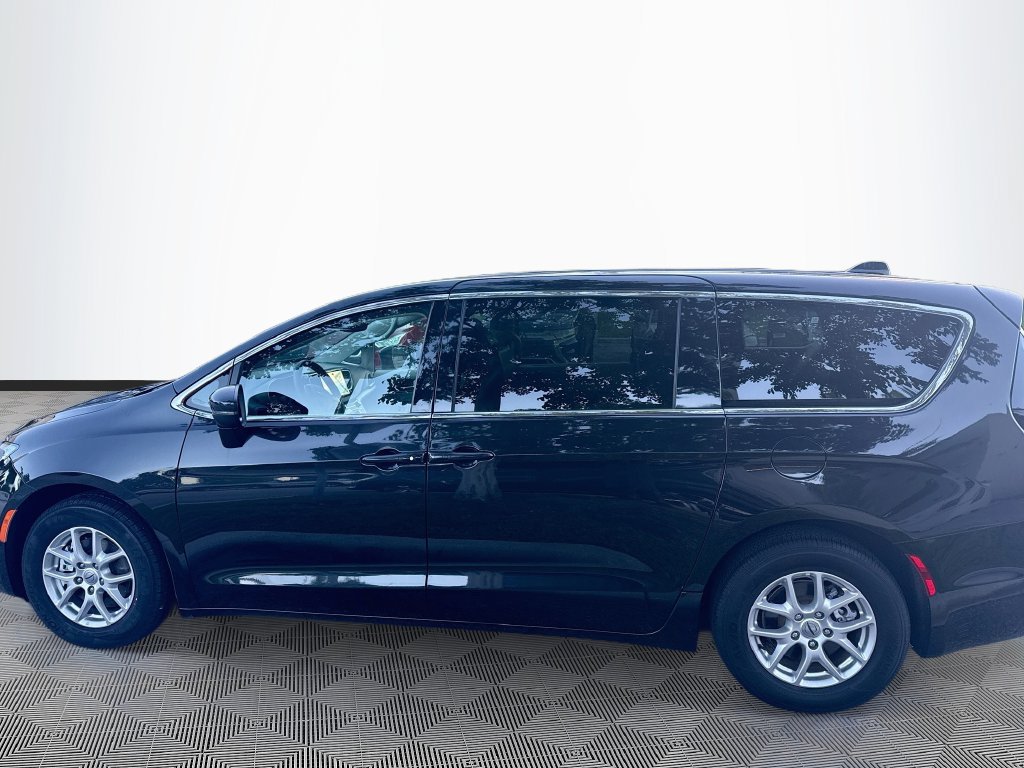 Used 2023 Chrysler Pacifica Touring-L FWD image 9