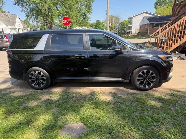 Used 2024 Kia Carnival EX FWD image 2