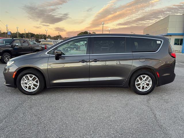 Used 2023 Chrysler Pacifica Touring-L image 4