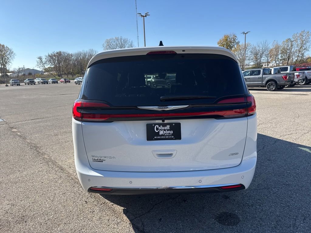 New 2026 Chrysler Pacifica Select image 3
