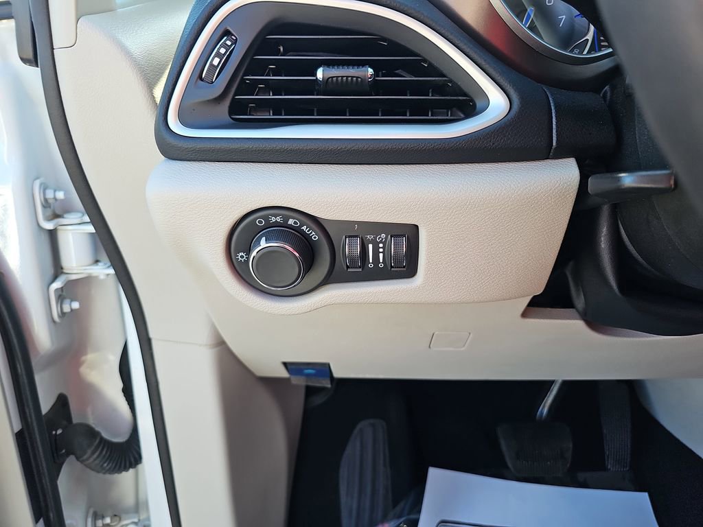 Used 2023 Chrysler Voyager LX image 30