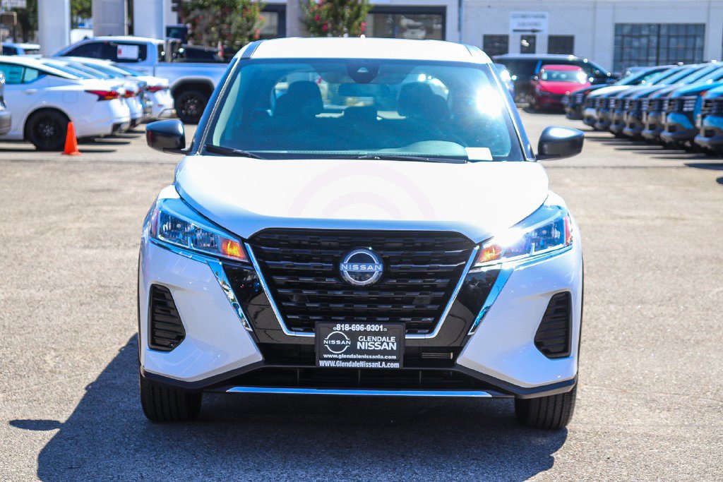 Certified 2025 Nissan Kicks Play S FWD image 2