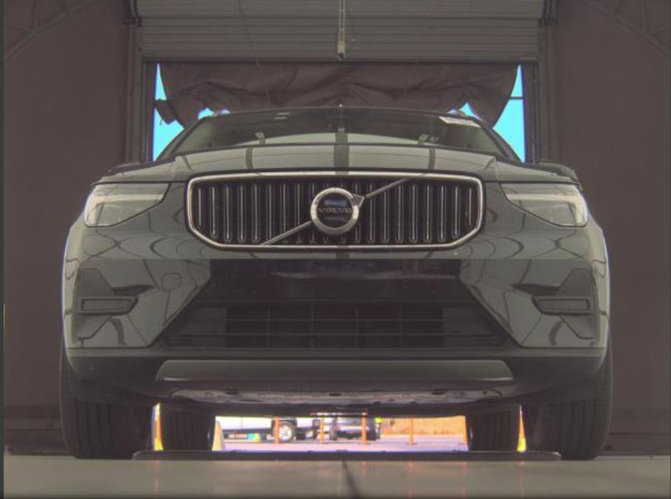 Used 2025 Volvo XC40 B5 Core image 19