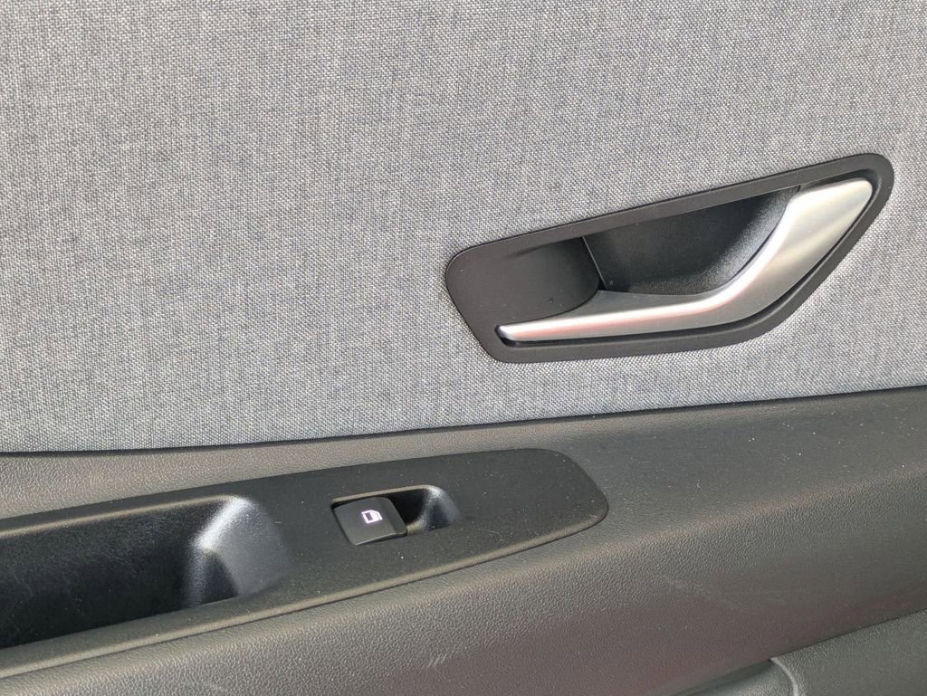 Used 2025 Hyundai Elantra Limited FWD image 27