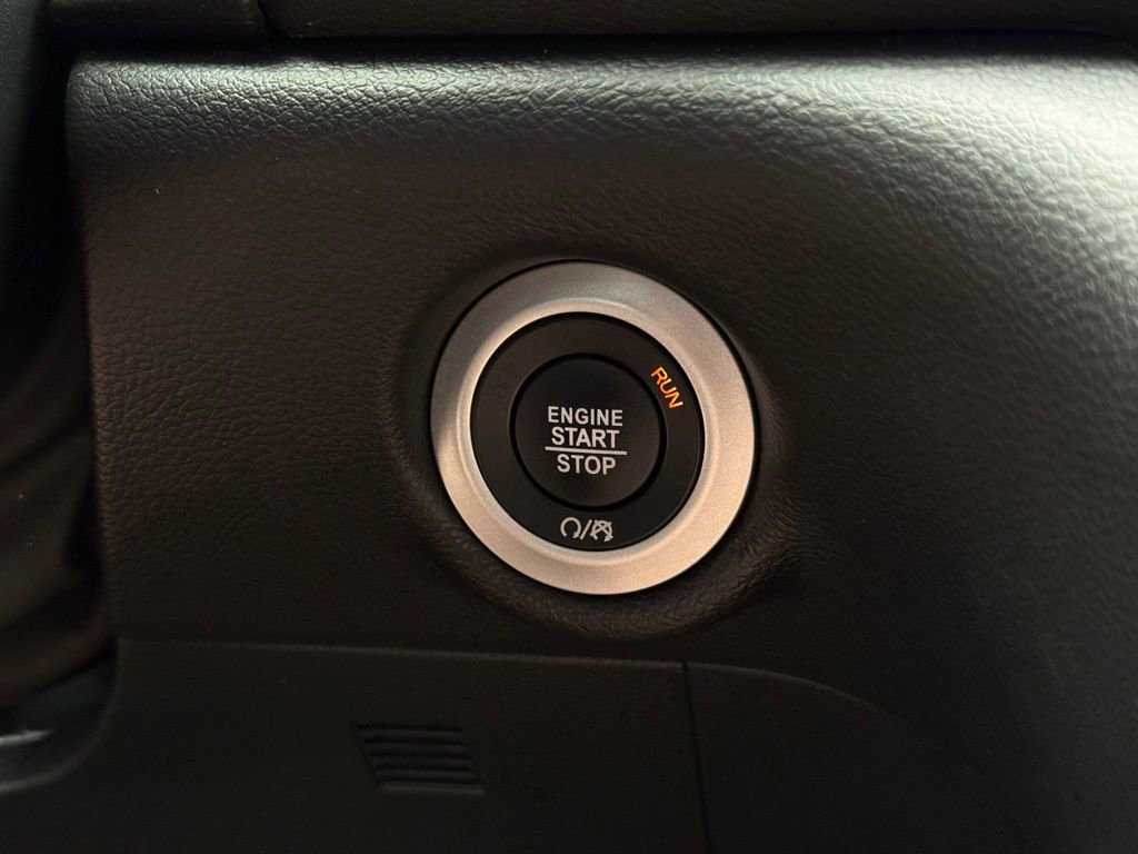 Used 2025 Chrysler Pacifica Select FWD image 30