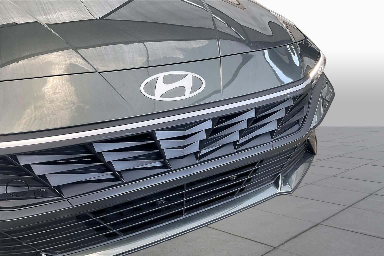 Certified 2026 Hyundai Elantra SE FWD image 30
