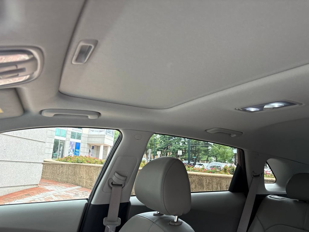 Certified 2022 Kia Niro Touring Special Edition FWD image 14