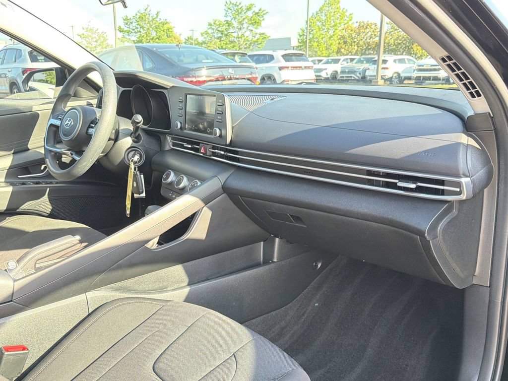 Used 2023 Hyundai Elantra SE FWD image 17